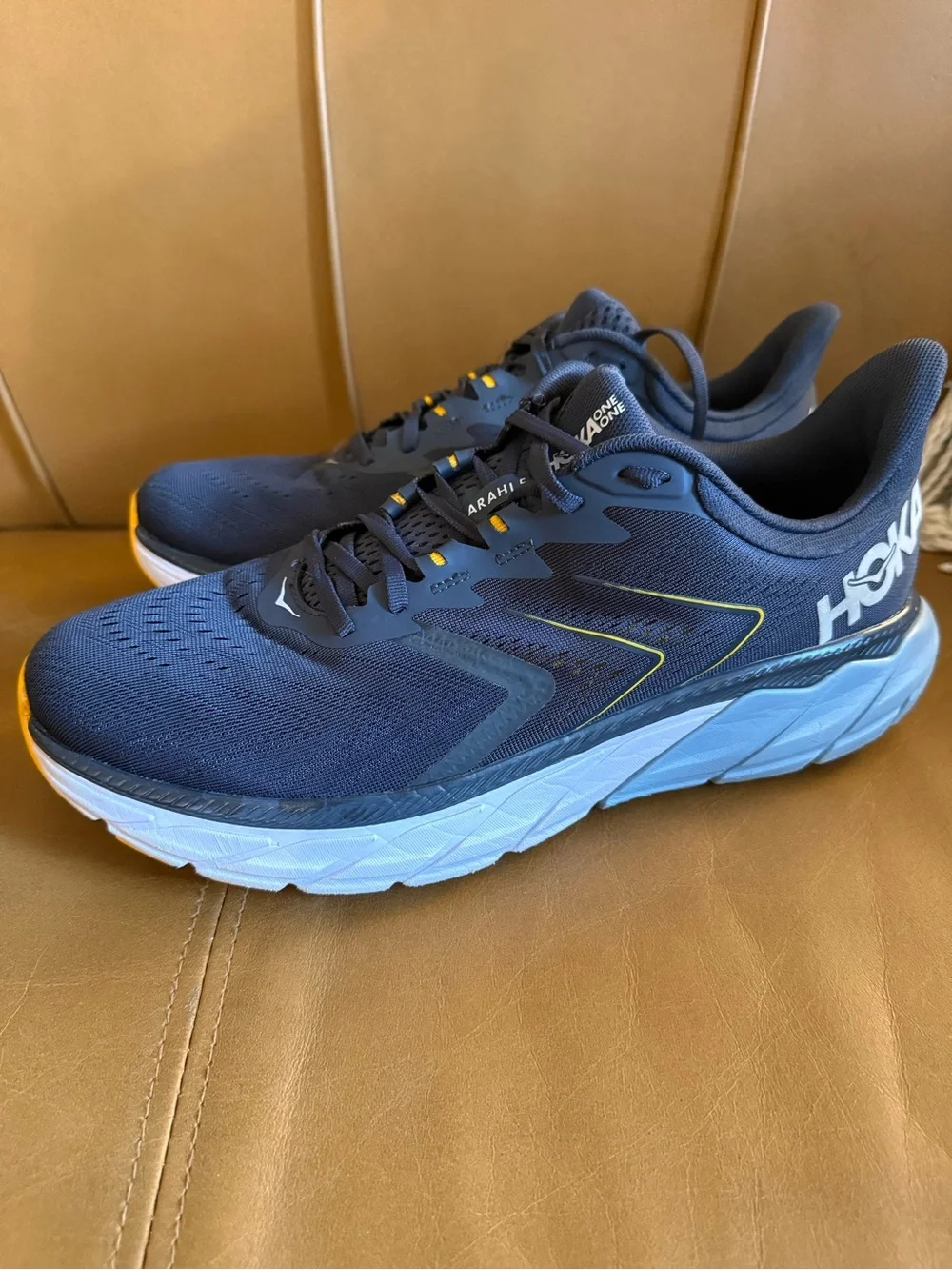 Hoka Arahi 5 Men’s Size 12 D In Ombré Blue - Navy/White/Gray/Light Blue